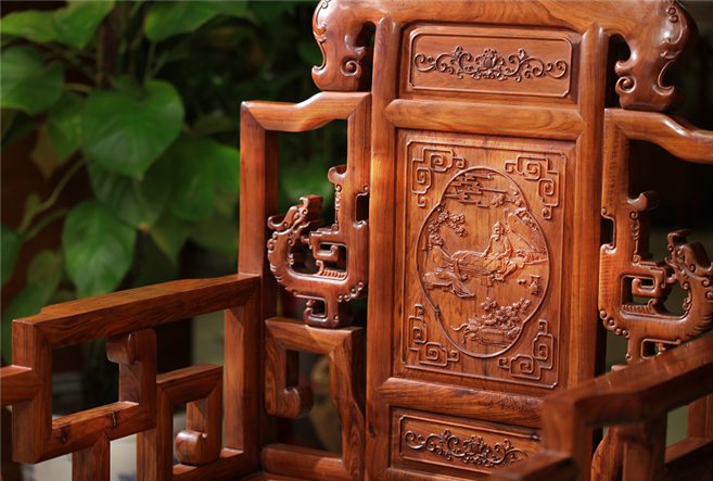 为何红木家具上要雕刻图案？_一品居家具